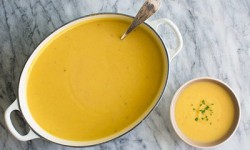 طرز تهیه سوپ گل کلم و پنیر چدار