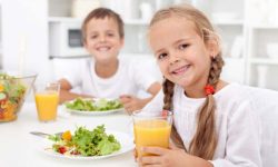 چگونه کودکان را تشویق به خوردن غذاهای سالم کنیم؟