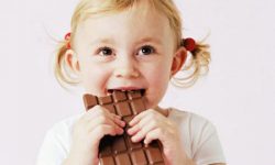 خوردن شکلات کاکائویی برای کودکان چه مضراتی بدنبال دارد؟